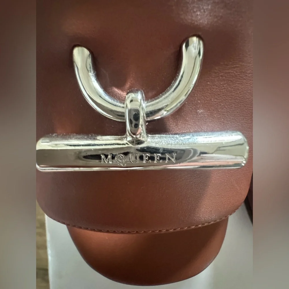 Alexander McQueen T-Bar slip-on slides. Size 36.5
Cognac. New in box  AUTHENTIC - Picture 7 of 10